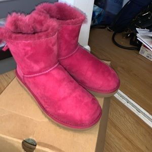 Pink Bow tie Ugg’s size 7
